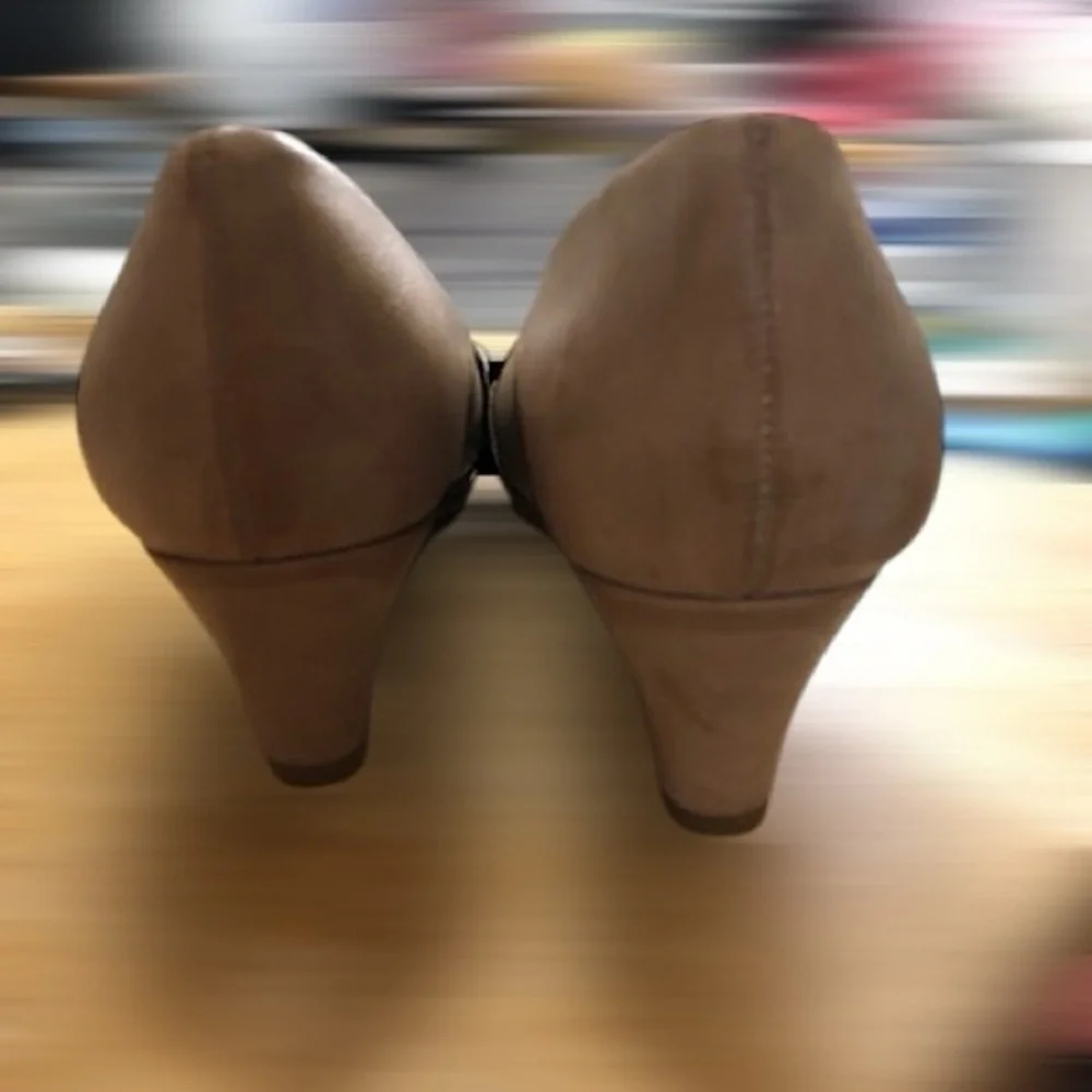 Yuu Tan Heels with Suede Finish and Classic Tapered Heel - Picture 5 of 7